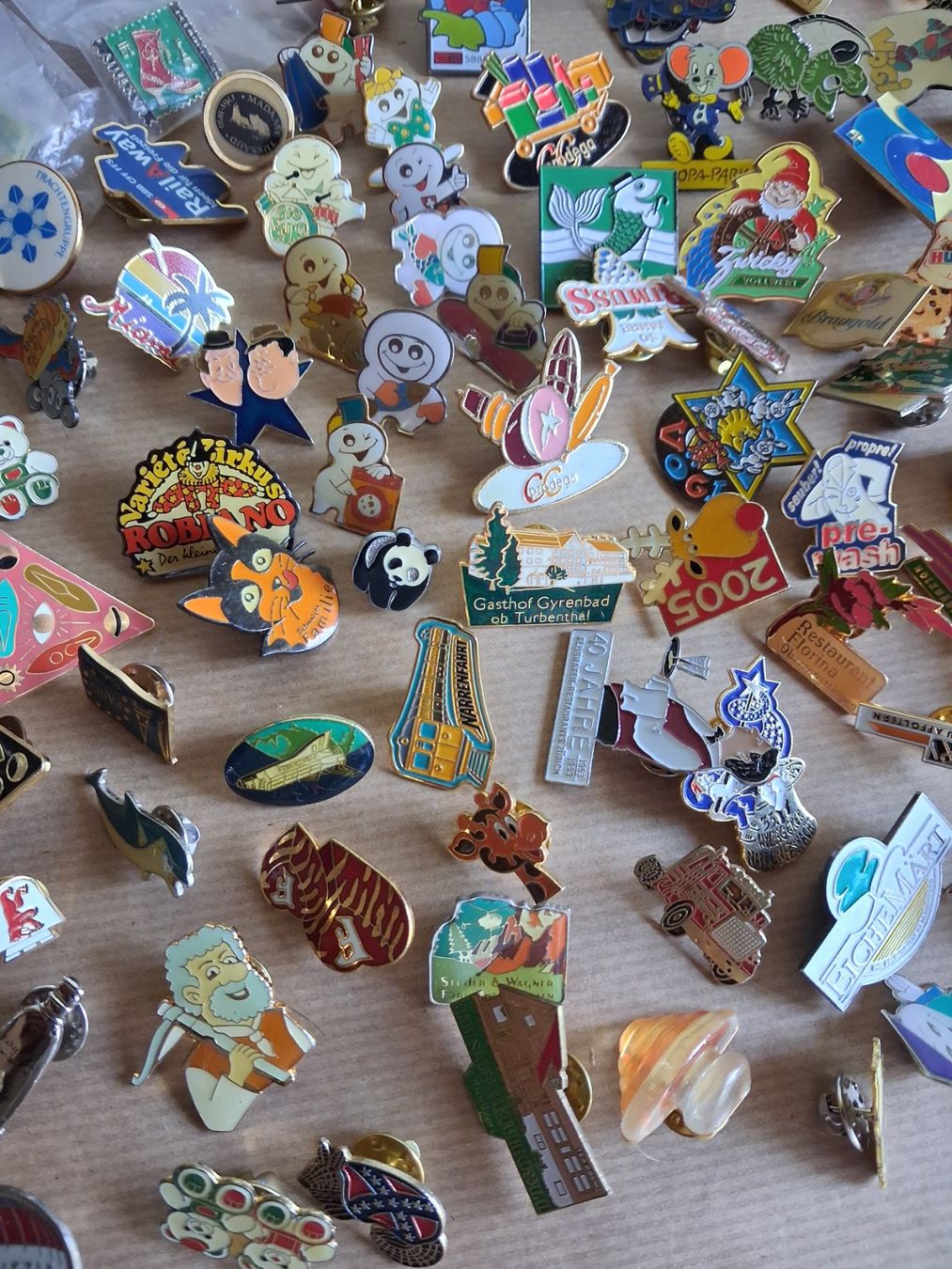 Placchette & Badge: c/ 100+ Pins mit Verschluss. Gemäss Bildern – Usato da Hagendorn venduto da siwasi3 8