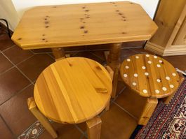 Clubtisch aus Massivholz mit 2 Hocker