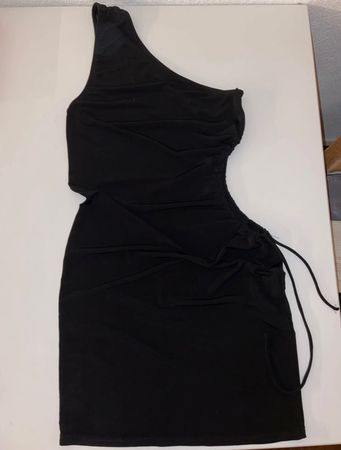 BERSHKA Kleid in schwarz mit Cutout Grösse S/M