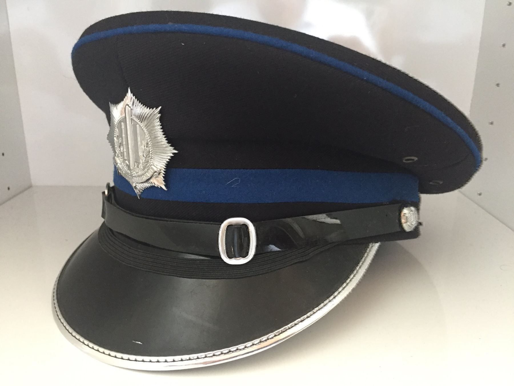 Uniformi: Uniformmütze Polizei Holland – Usato da Volketswil venduto da zwitsch33