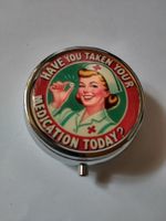 Pillendose mit Krankenschwestermotiv