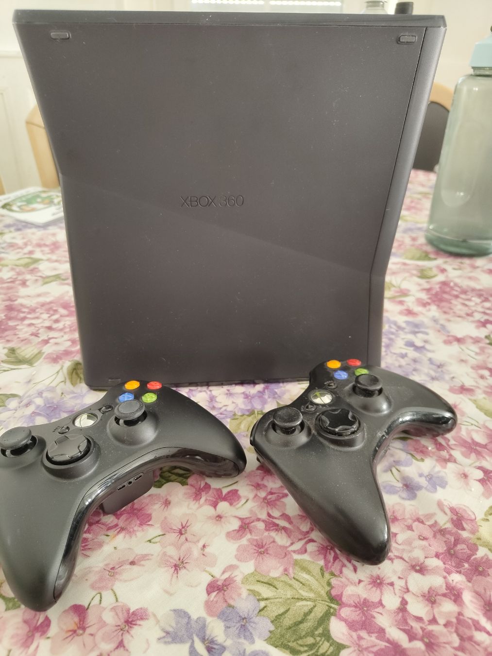 Microsoft Console: Console Xbox 360 S avec 2 manettes et 2 jeux – Usato da Court venduto da Chronoss 2