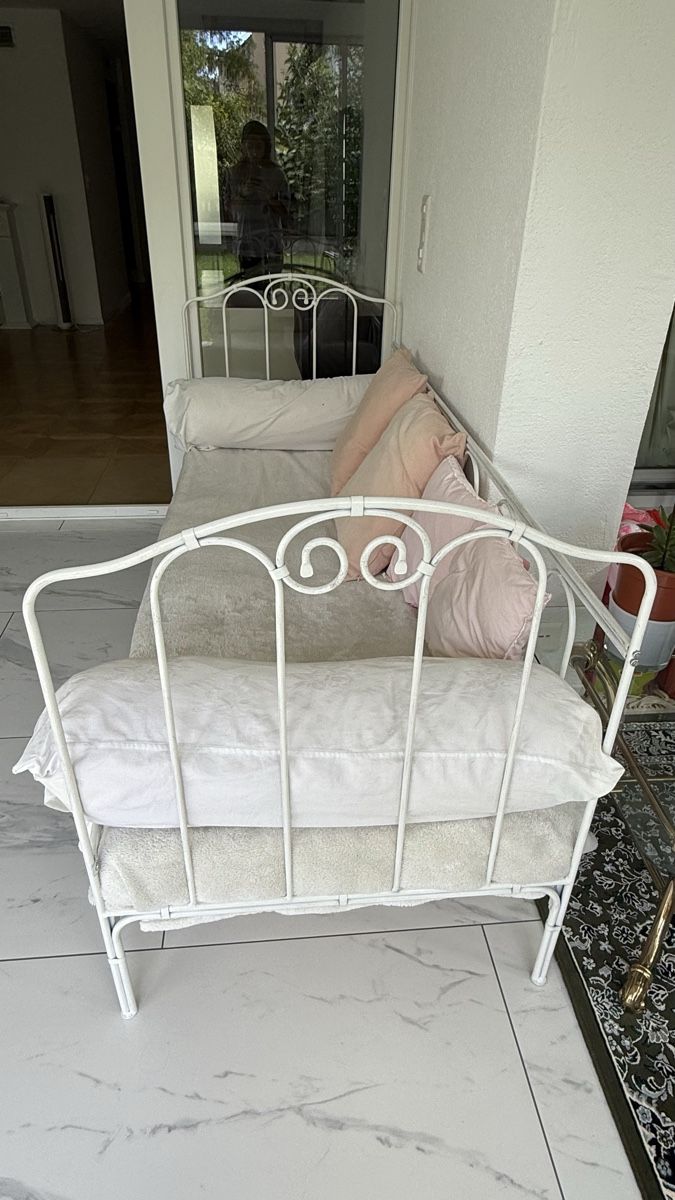 Sofas: Metallsofa Cidia weiss 90x190 cm – D'occasion à Baar par Alaya.Bulica 1