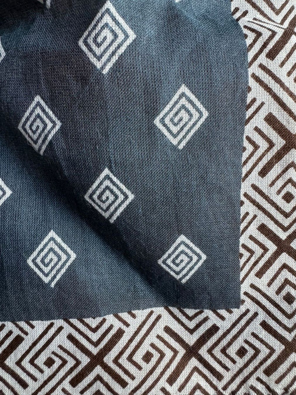 Foulard & Sciarpe: Foulard Épicé 46 par 46 – Nuovo e nell'imballaggio originale da Arnex-sur-Orbe venduto da cameleonfringant 2