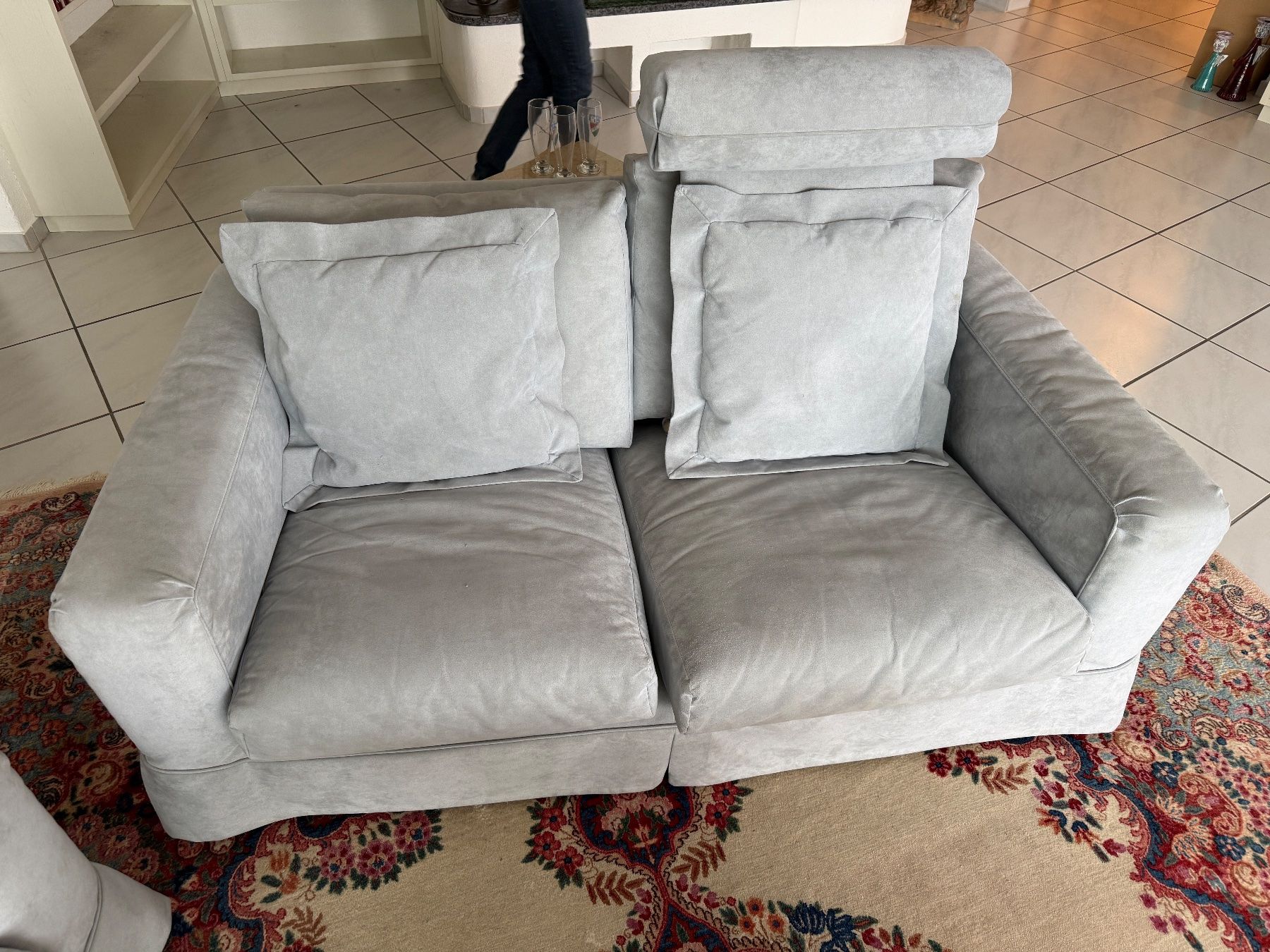 Divani: Gemütliches hellgraues Sofa Alcantara. – Usato da Schindellegi venduto da Haru5 1