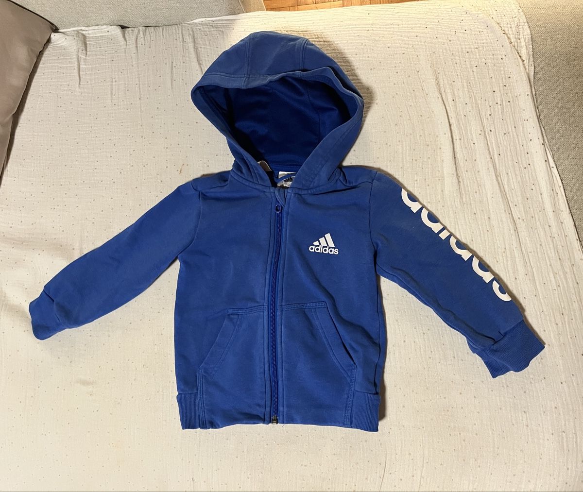 Adidas Pulls & Sweat-shirts: Blauer Adidas Pulli mit Kaputze Gr. 92 – D'occasion à Ennenda par fio_cc8z