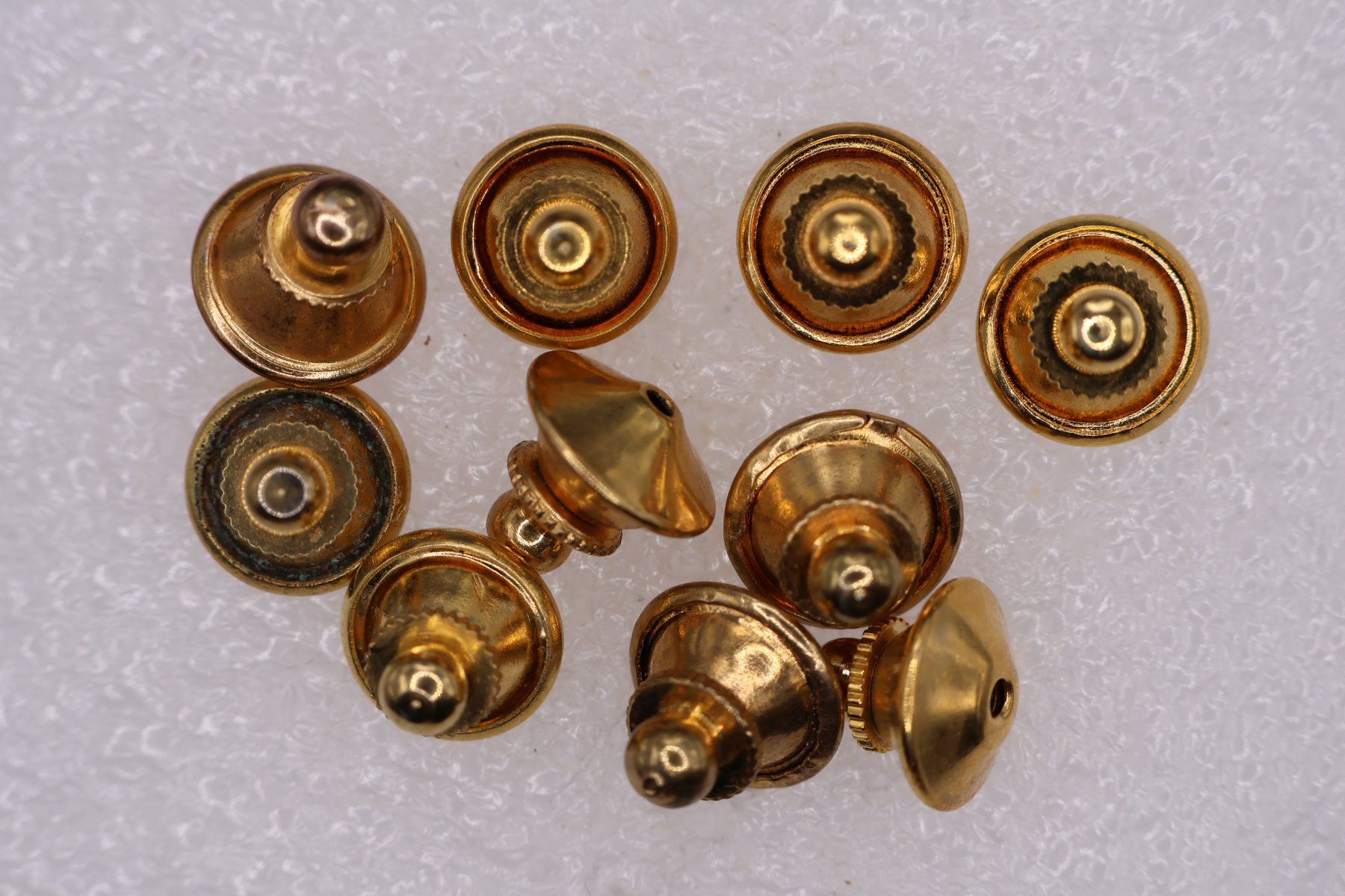 Plaketten & Abzeichen: 10  Sicherheits Clips für Pins  – Gebraucht aus Winterthur von Sammleroase