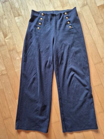 Marine-Hose mit goldenen Knöpfen