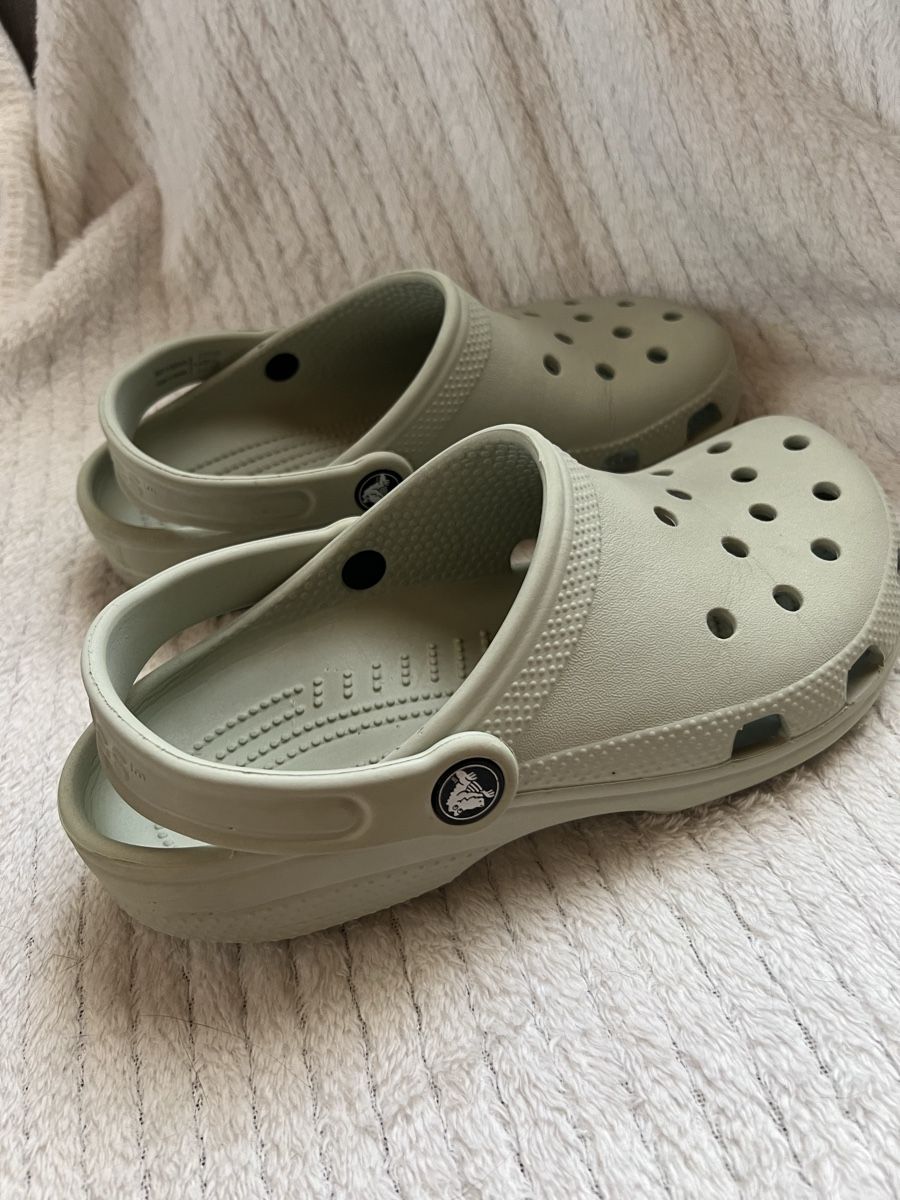 Crocs Chaussures filles: Crocs J3 34 35  – D'occasion à Grindelwald par shuanita 2