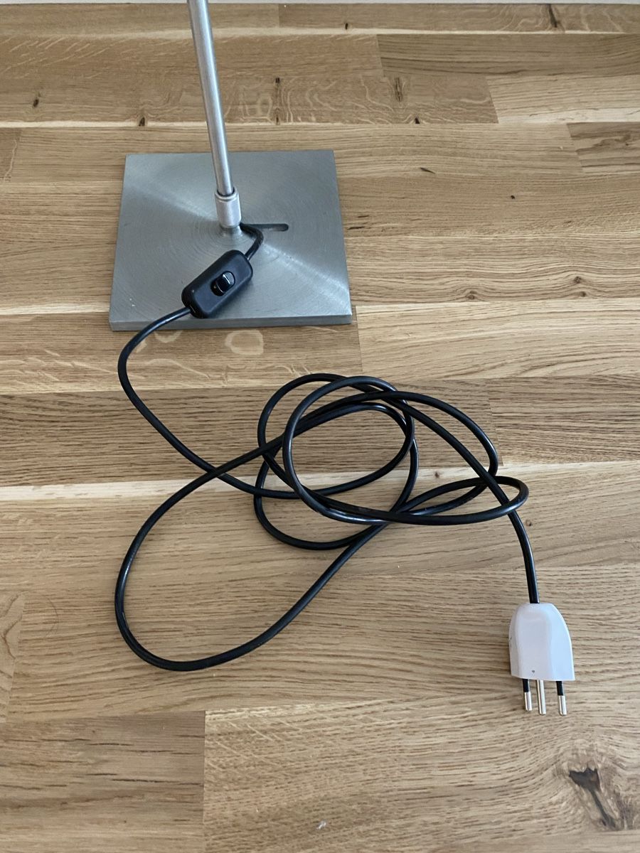 Lampade: Floor Lamp Constanza White Metal Base Used Condition – Usato da Zug venduto da lil_mj92 1