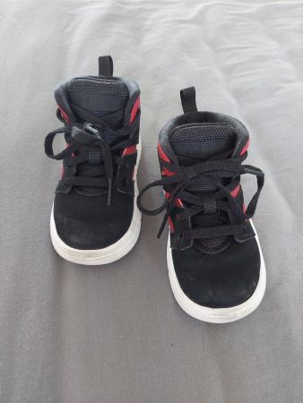 SCHWARZ/ROTE JORDAN TURNSCHUHE GR. 22