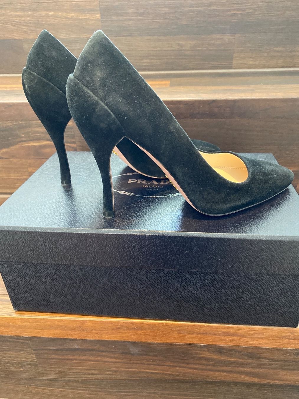 Prada Scarpe da donna: Prada pumps, schwarzes Velourleder, Gr.37 – Usato da Adliswil venduto da mun_k9pf 2