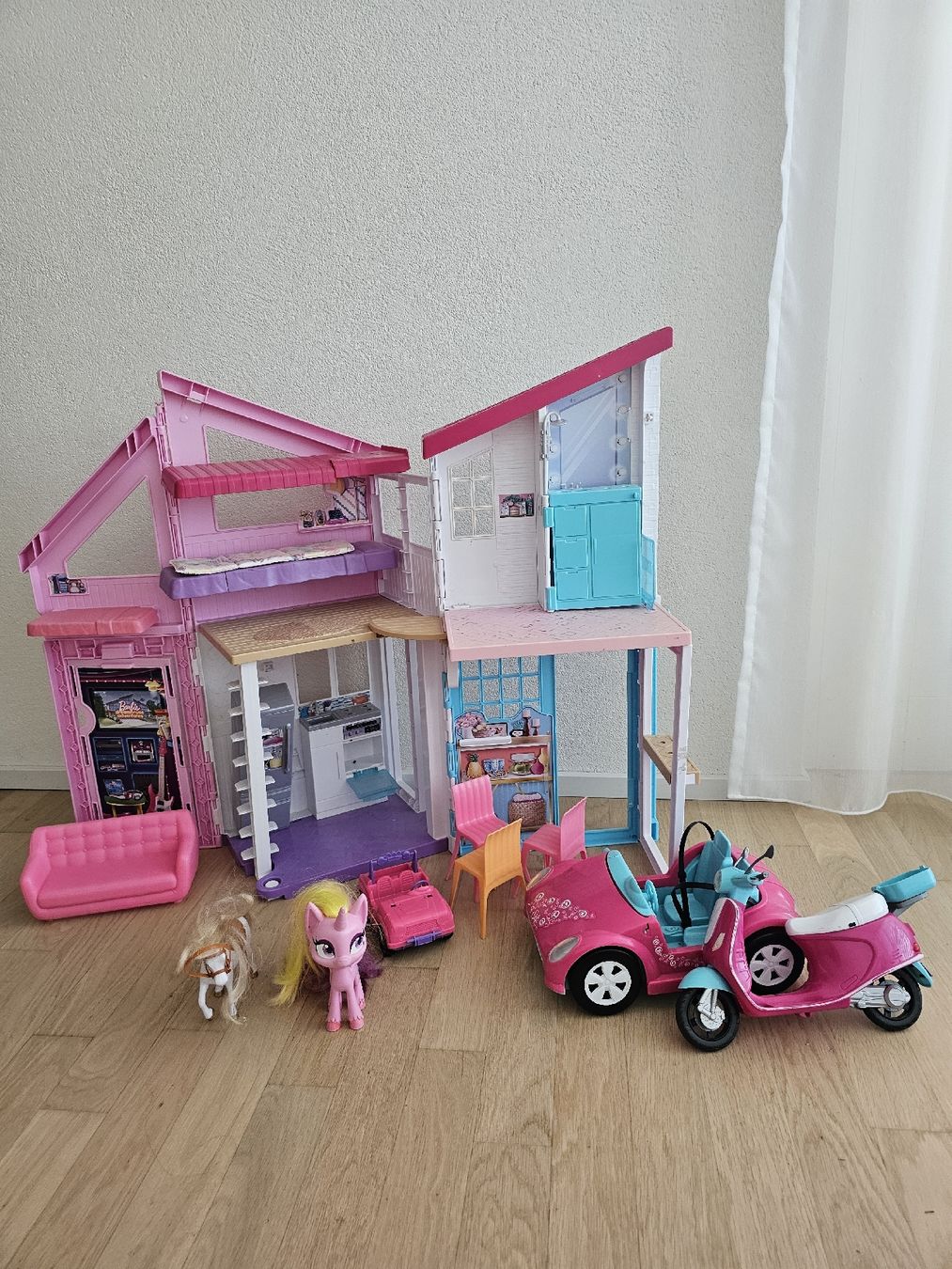 Giocattoli: Barbiehaus mit Zubehör – Usato da Uznach venduto da 8Cori8