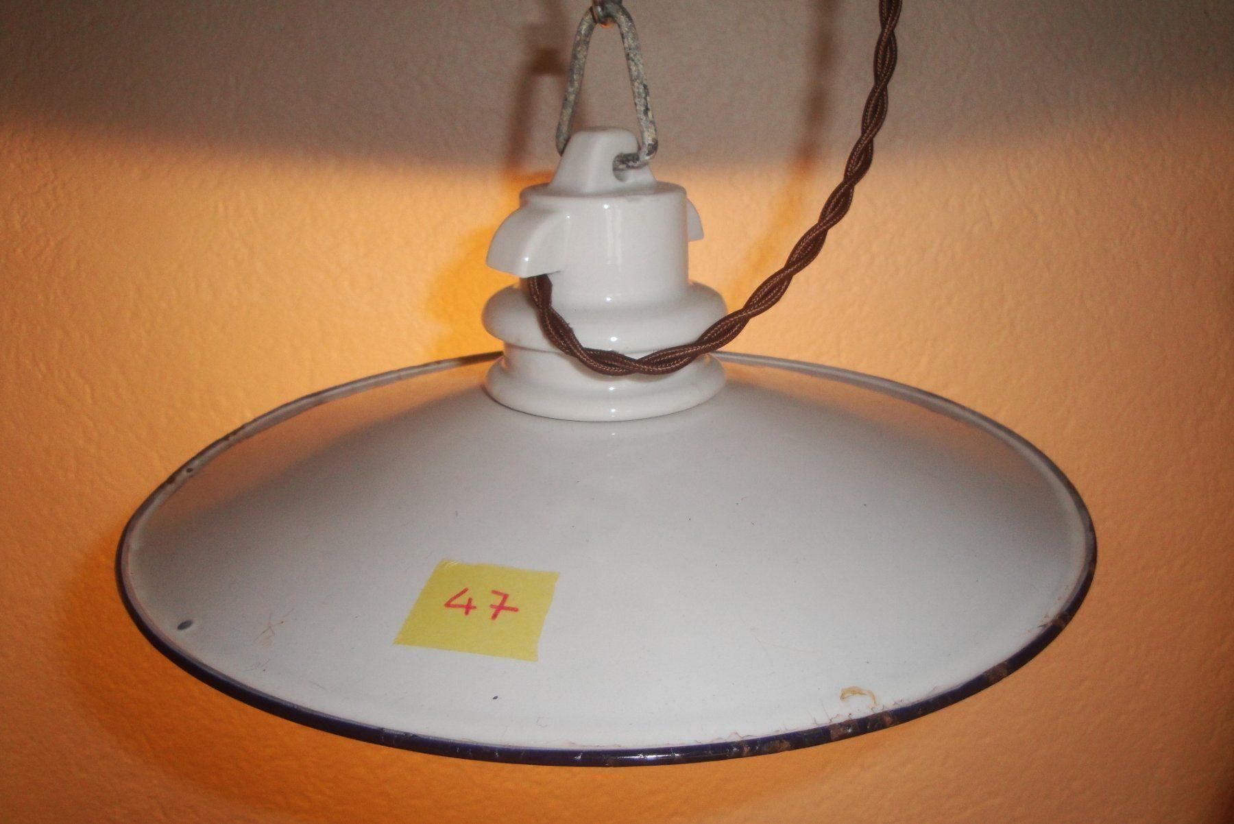 Lampade: Kellerlampe mit Emaillierter Lampensch. – Usato da Zürich venduto da Paykan