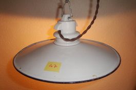 Kellerlampe mit Emaillierter Lampensch.