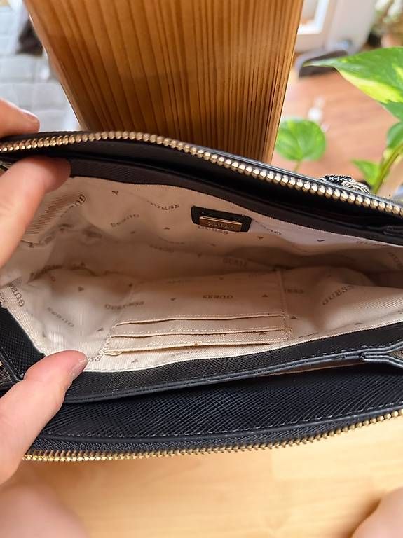 Sacs femmes: Umhänge Tasche Guess – D'occasion à Aarberg par kiim21100 2