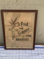 Gerahmtes Bild mit Spruch und Kreuz