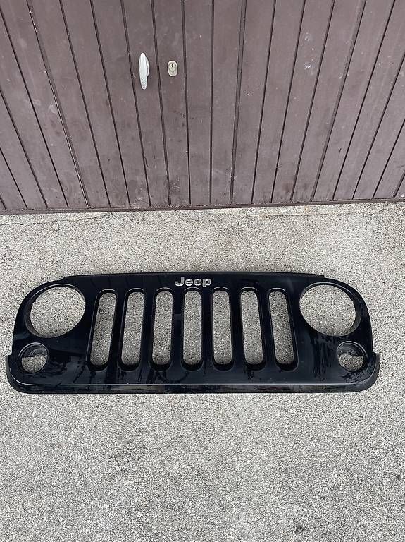Jeep Tutti pezzi di ricambio auto: Original Kühlergrill Jeep Wrangler JK – Usato da Landquart venduto da ChristianD02