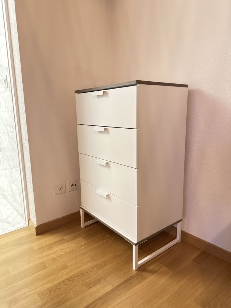 Cassettiere: Weisse Kommode 4 Schubladen – Usato da Luzern venduto da Tsimont