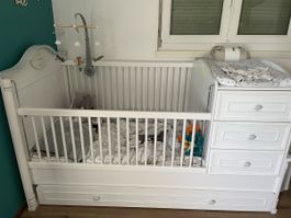 Kinderbett mit Wickelaufsatz und Schubladen weiss
