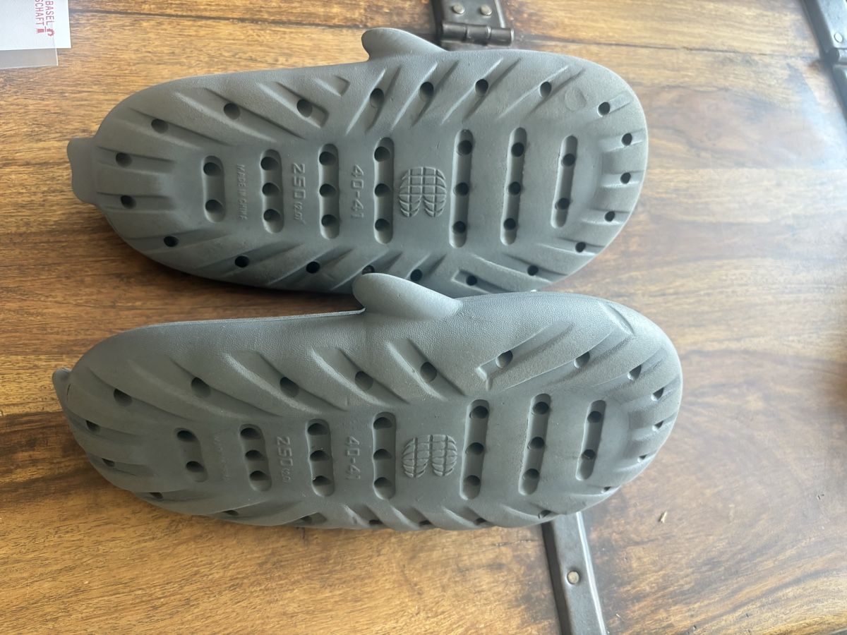 Scarpe per ragazzi: Shark Slippers grey size 40-41 – Usato da Biel-Benken BL venduto da ste_86wx 1