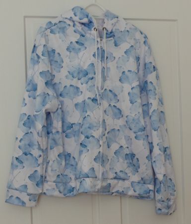 Jäckchen mit Kapuze weiss mit blauen Blätter 3XL