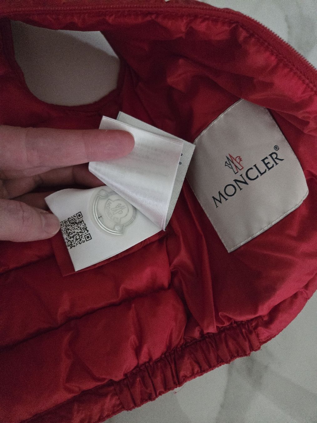 Moncler Gilet & Giacche: Moncler red unisex – Usato da Le Landeron venduto da Plushka 5