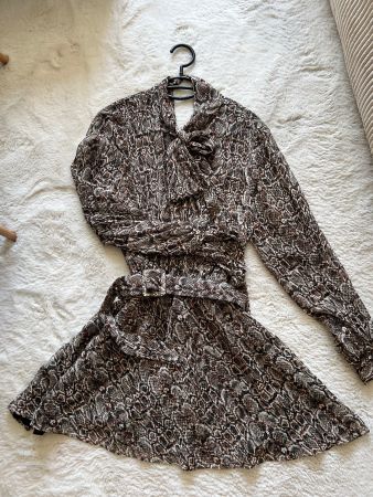 Kleid von ZARA mit Schlangenprint und Gürtel