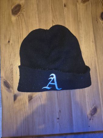 Wintermütze mit "A" Stickerei - Warm durch den Winter!