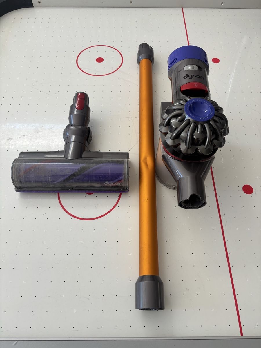 Dyson Aspirateurs & Accessoires: Dyson V8 – D'occasion à nods par Tozzifan