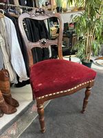 Antik Stuhl Samtbezug rot Restaurationsbedürftig