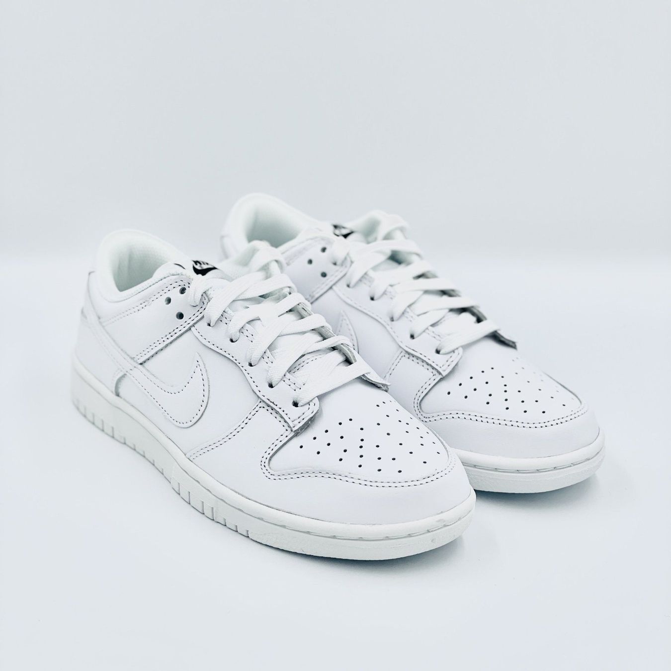 Nike Scarpe da donna: Nike Dunk Low Triple White EU 36 – Nuovo e nell'imballaggio originale da Erlinsbach venduto da sasneakers