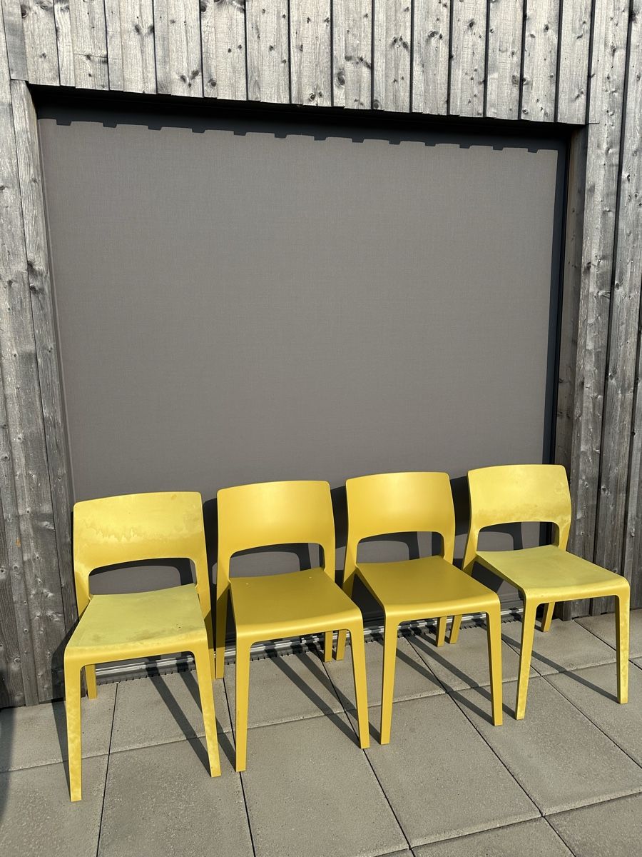 Stühle: Four Yellow Plastic Chairs Used Condition – Gebraucht aus Wädenswil von puh_n8wy