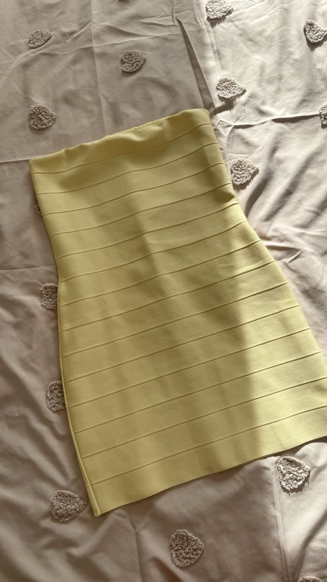 Bershka Vestiti: Robe bustier Bershka jaune taille M  – Nuovo (secondo la descrizione) da Biel/Bienne venduto da diana.diana