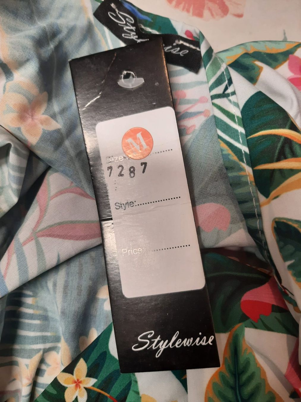 Tute: Jumpsuit Blumenmuster Grösse M neu mit Etikett – Usato da Emmetten venduto da SecondhandSiska 2
