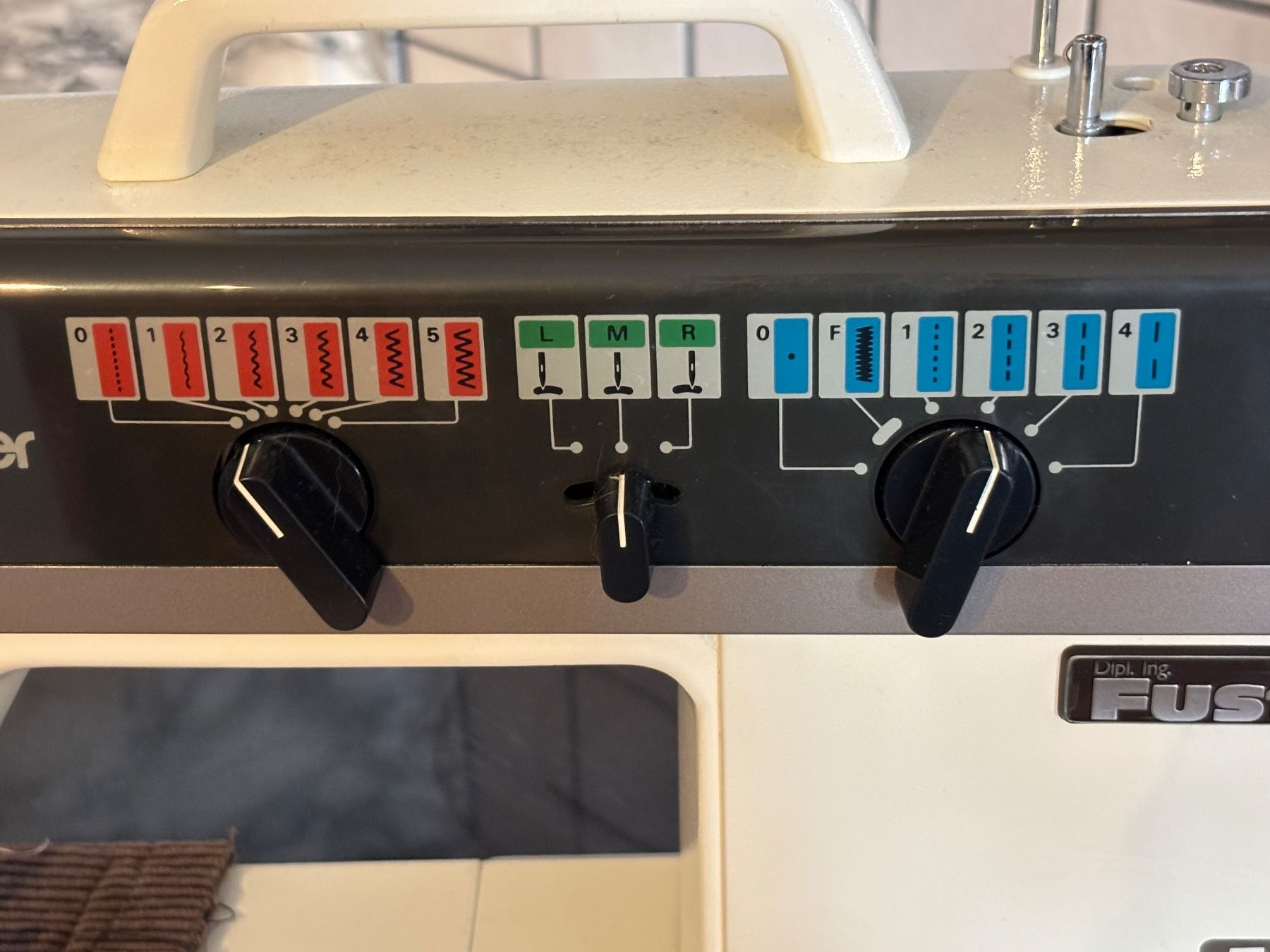 Brother Machines à coudre: Nähmaschine Brother, mit verschiedenen Programmen – D'occasion à Jenins par flu_rnj6 1