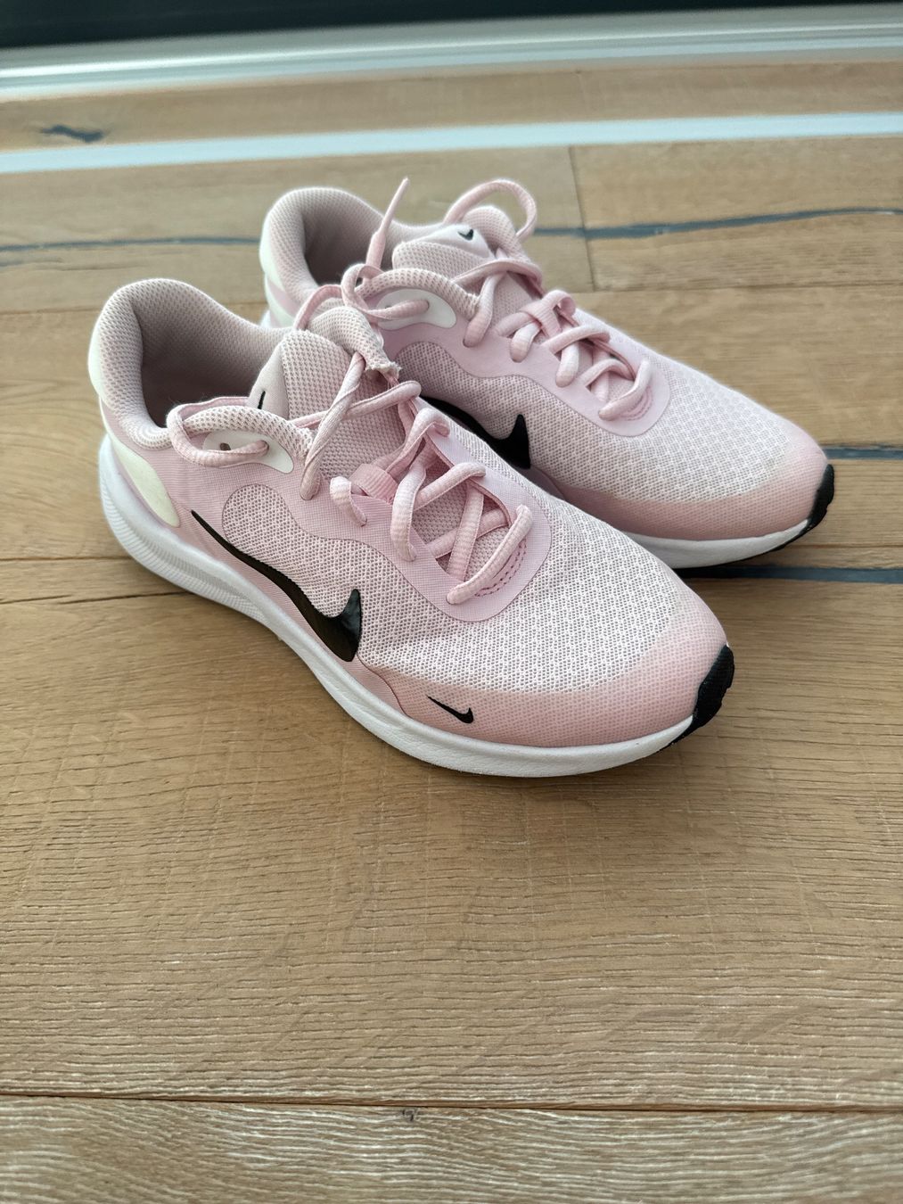 Nike Scarpe per ragazze: Nike Turnschuhe Gr. 35.5 – Usato da Himmelried venduto da Dievole