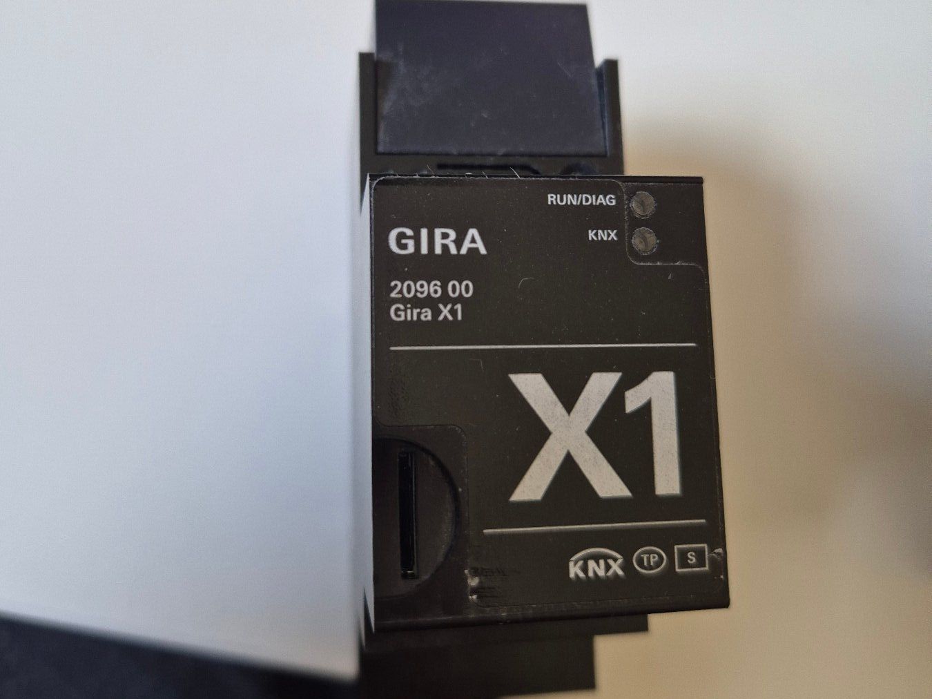 Composants électroniques: Gira X1 2096 00 KNX Visualisierungsserver – D'occasion à Obfelden par K.Arthur