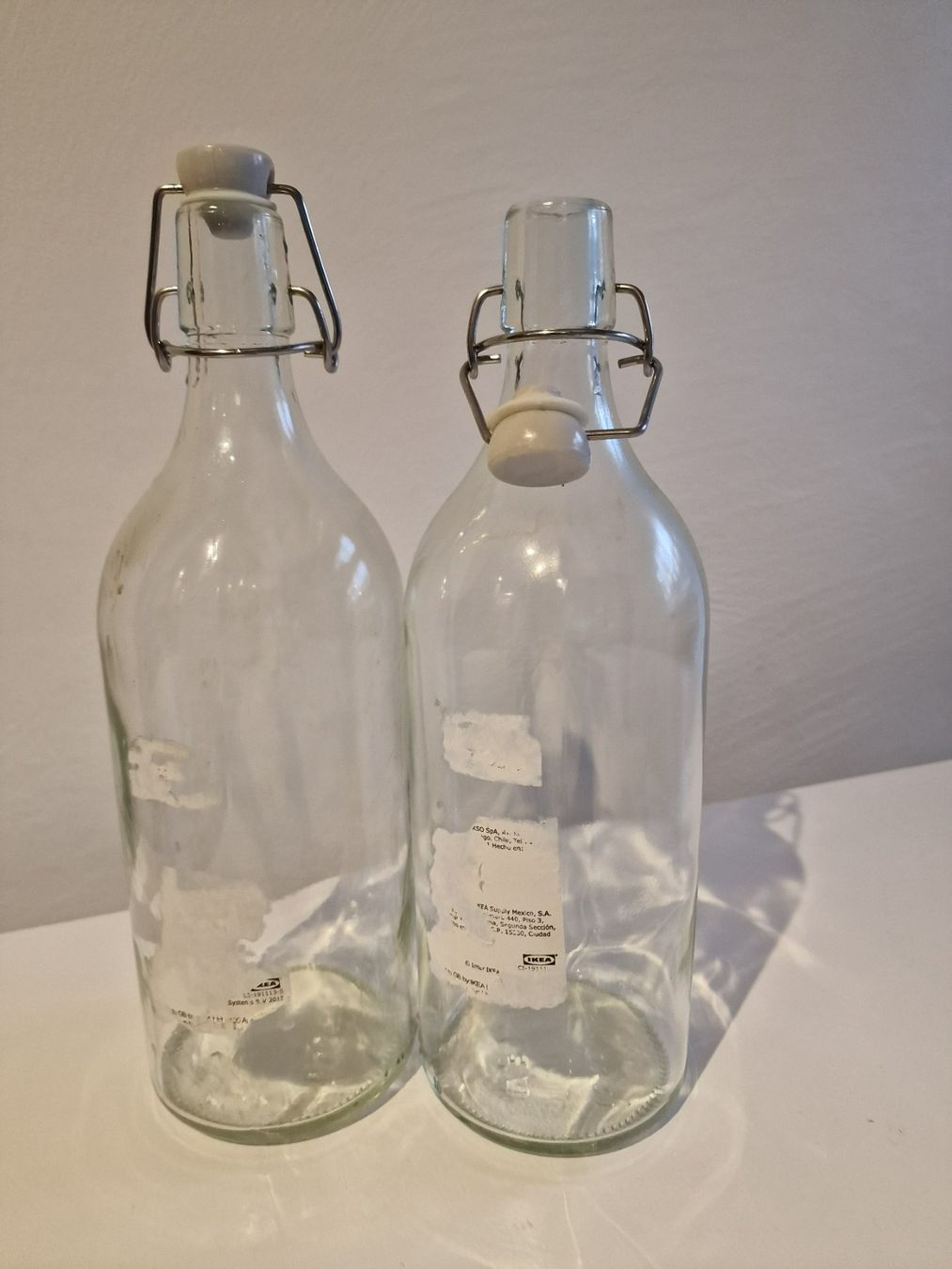Ikea Autres vaisselles & verres: Glas Flasche mit Verschluss 1 L – D'occasion à Pfäffikon SZ par Maijecka