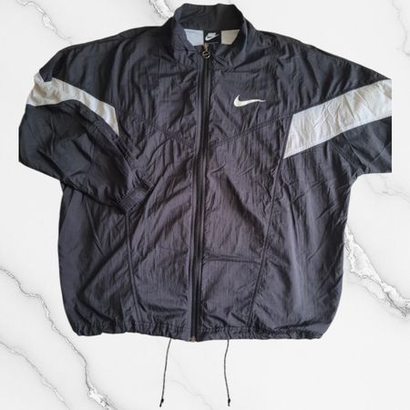 Nike Damen Windbreaker Trainingsjacke Schwarz/Weiss – Gr. M