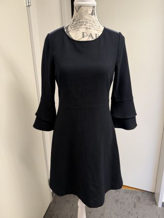 Neues, ungetragenes Kleid von Boss, dunkelblau, 34