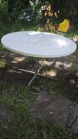 ​Runder Esstisch / Gartentisch in Weis mit stabilem Metallfu