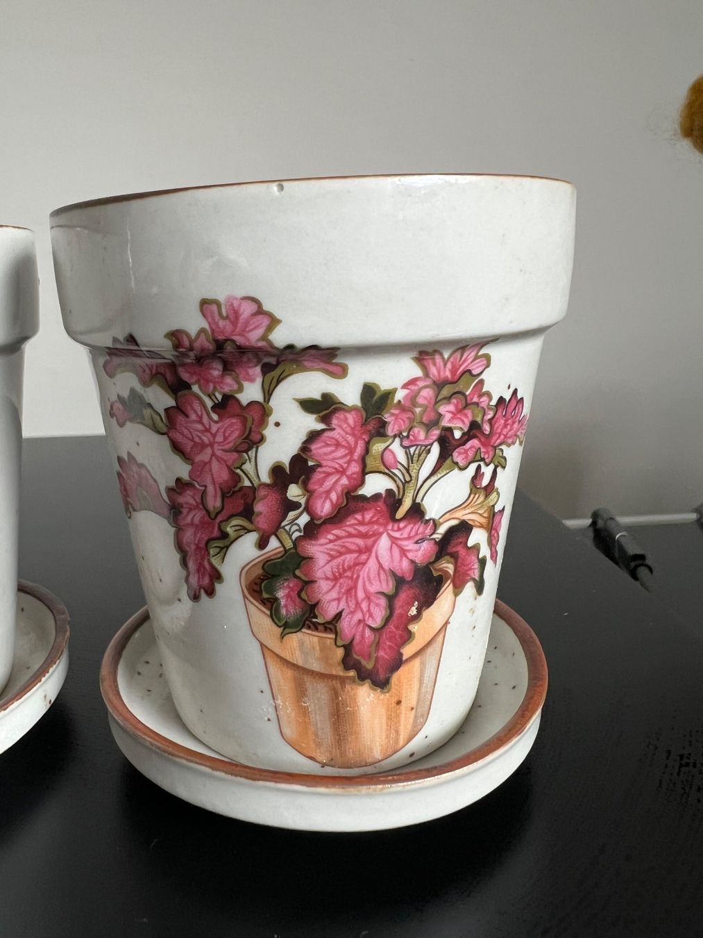Vasi per fiori: 2er Set Vintage Blumentöpfe mit Untersetzer – Usato da Jona venduto da Sariksa 2