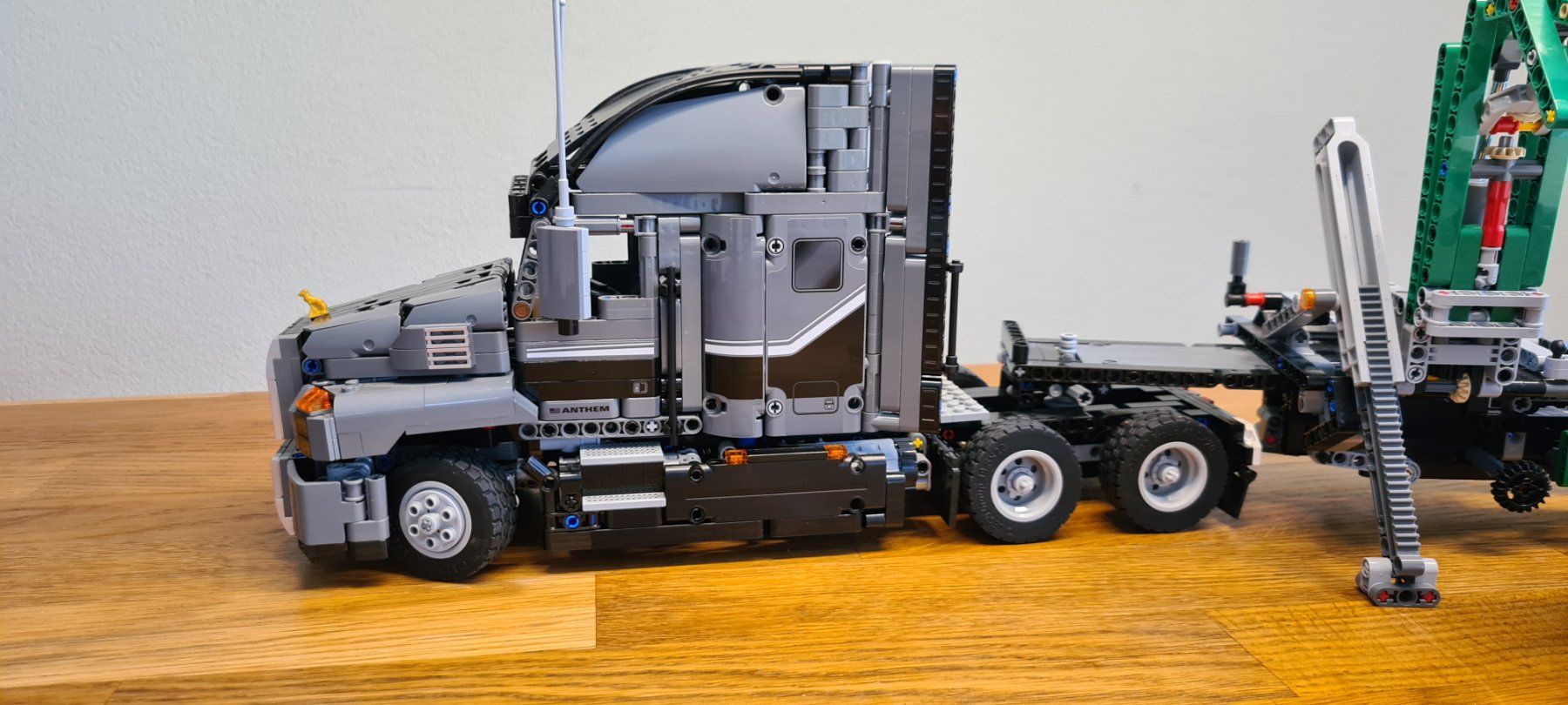 Kit di modellismo & Modellini statici: LEGO Technic Mack Anthem mit Container-Auflieger – Usato da Lauerz venduto da toni.betschart 1