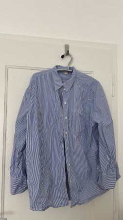Chemise rayée bleue et blanche, idéale pour l'été!
