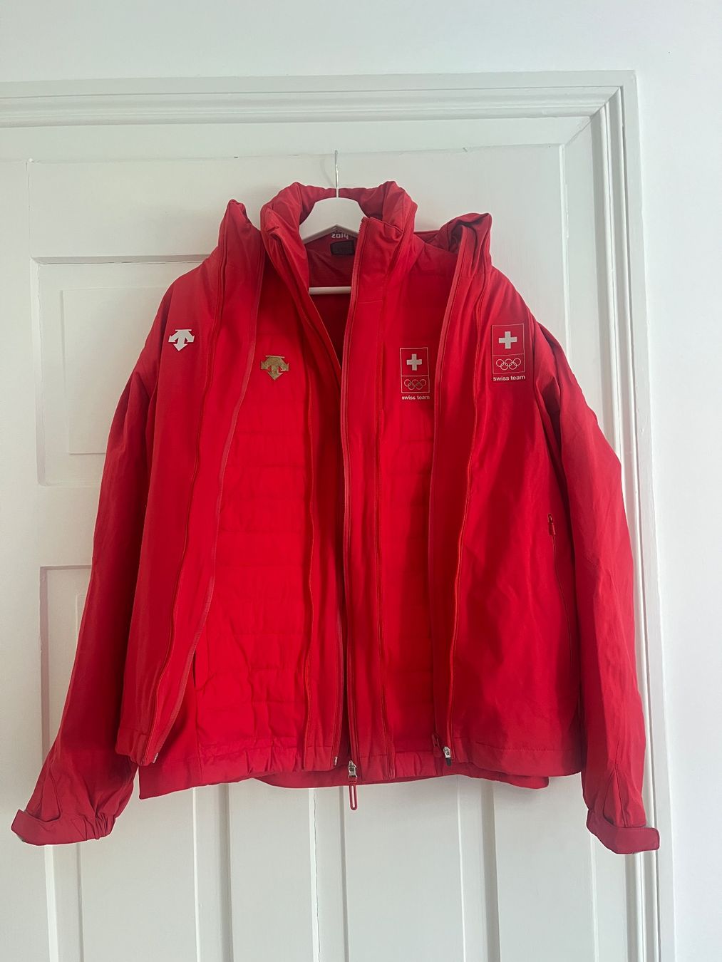Swiss Giacche: Swiss Olympic Team Softshell Jacke Descente Rot Grösse S / M – Usato da Zürich venduto da bretxo 2
