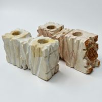 Paire de bougeoirs brutalistes en pierre sculptée, signés