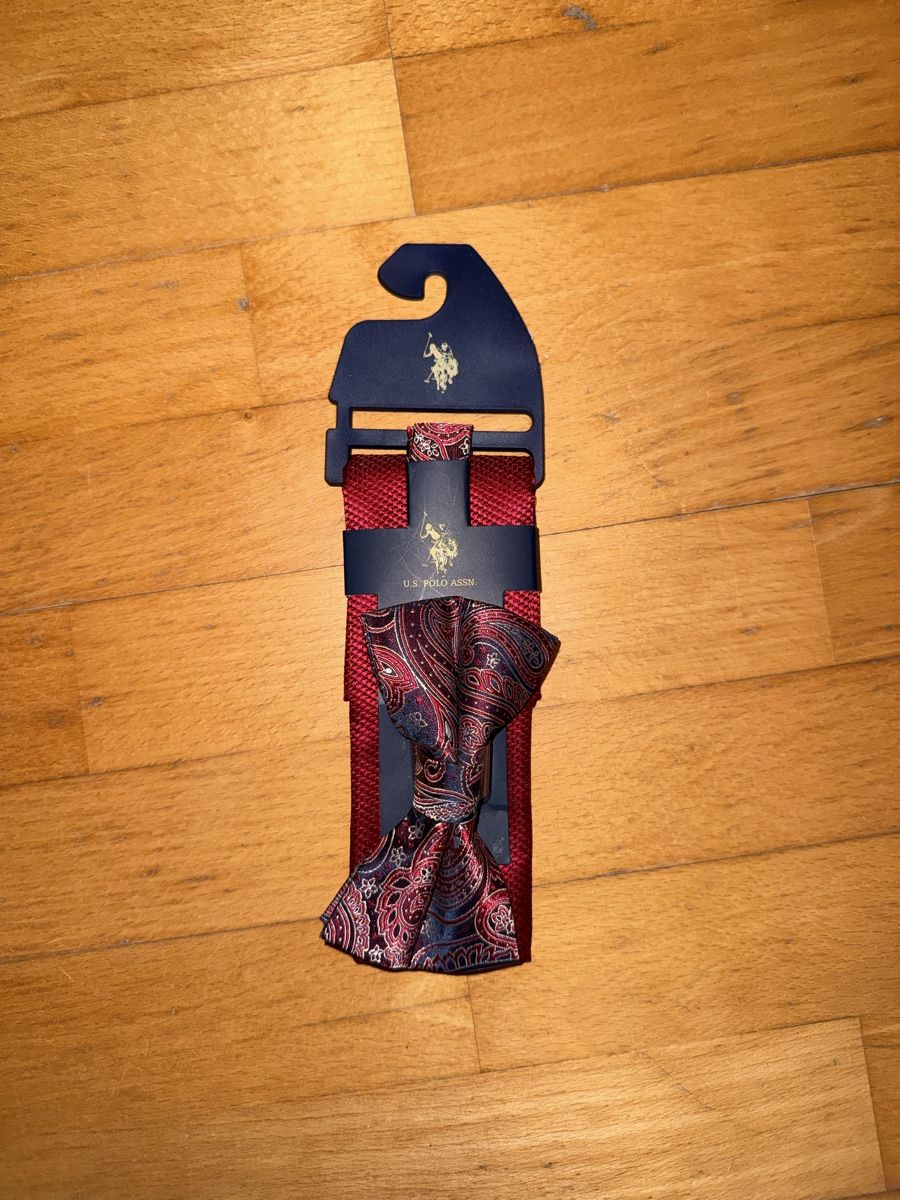 Ralph Lauren Cravatte: U.S. Polo Assn. Red Tie & Pocket Square Set  – Nuovo e nell'imballaggio originale da Wavre venduto da bra_gl96