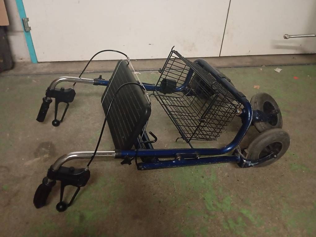 Aides à la marche: Rollator mit Bremse – D'occasion à Basel par Petergunn 1