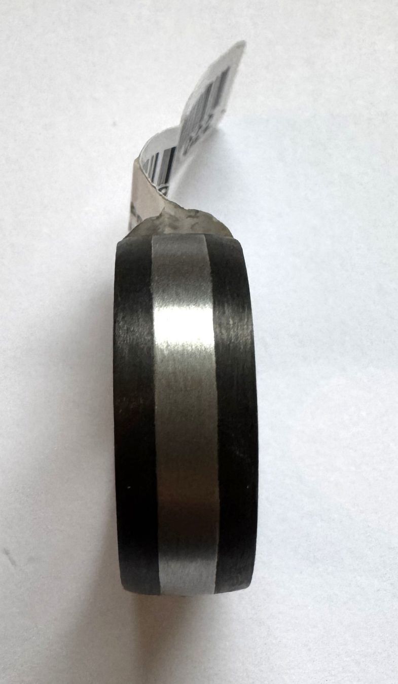 Anelli: Cooler Herrenring Edelstahl mit Carbon – Nuovo e nell'imballaggio originale da Hombrechtikon venduto da Harosa